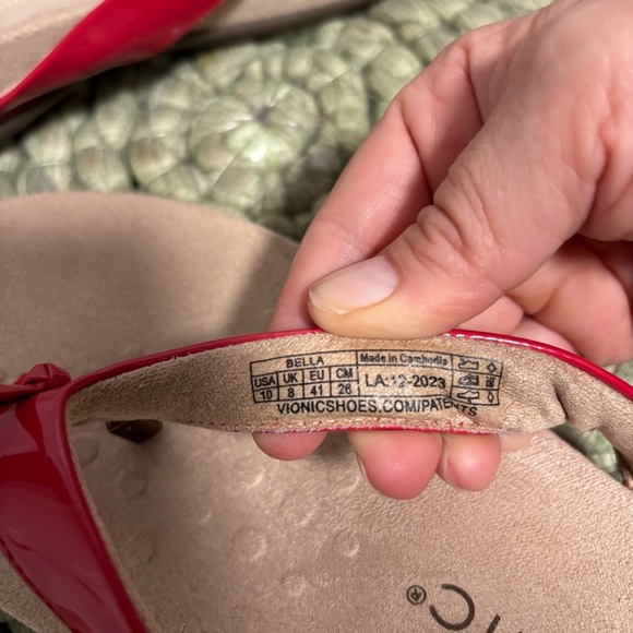 Vionic Bella Viva Magenta Red Patent Bow Thong Flip Flop Comfort Sandals - Picture 9 of 10